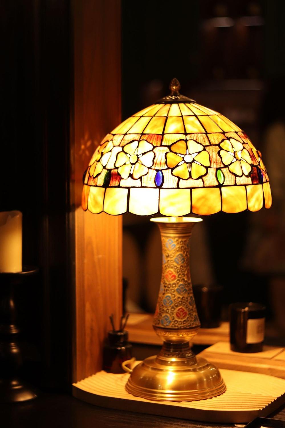 Glowing Tiffany-style lamp